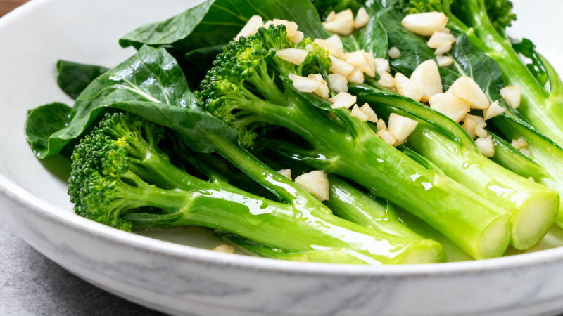 蒜蓉炒芥蓝 翠绿鲜香图片
