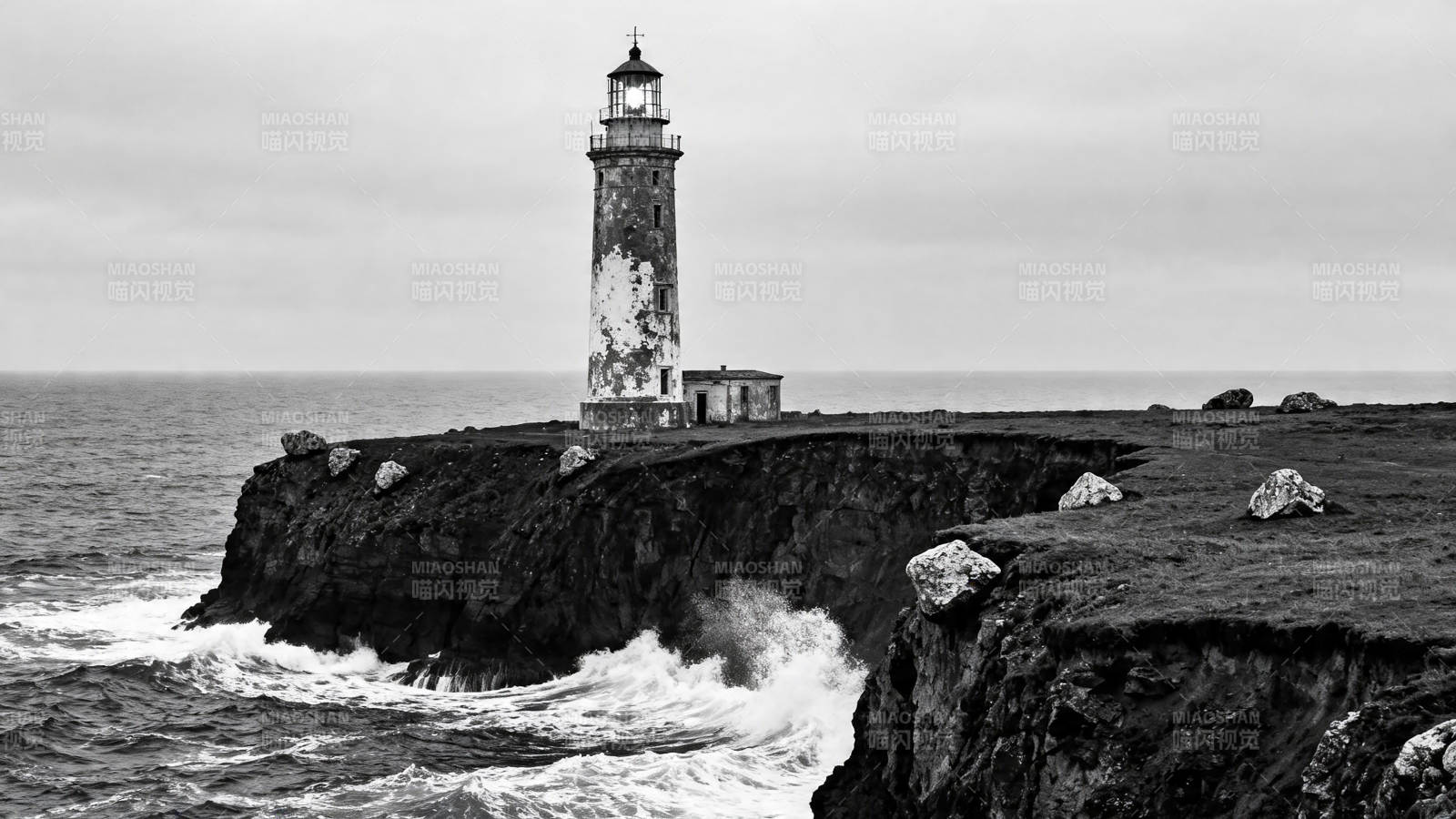 悬崖灯塔 海浪拍岸图片