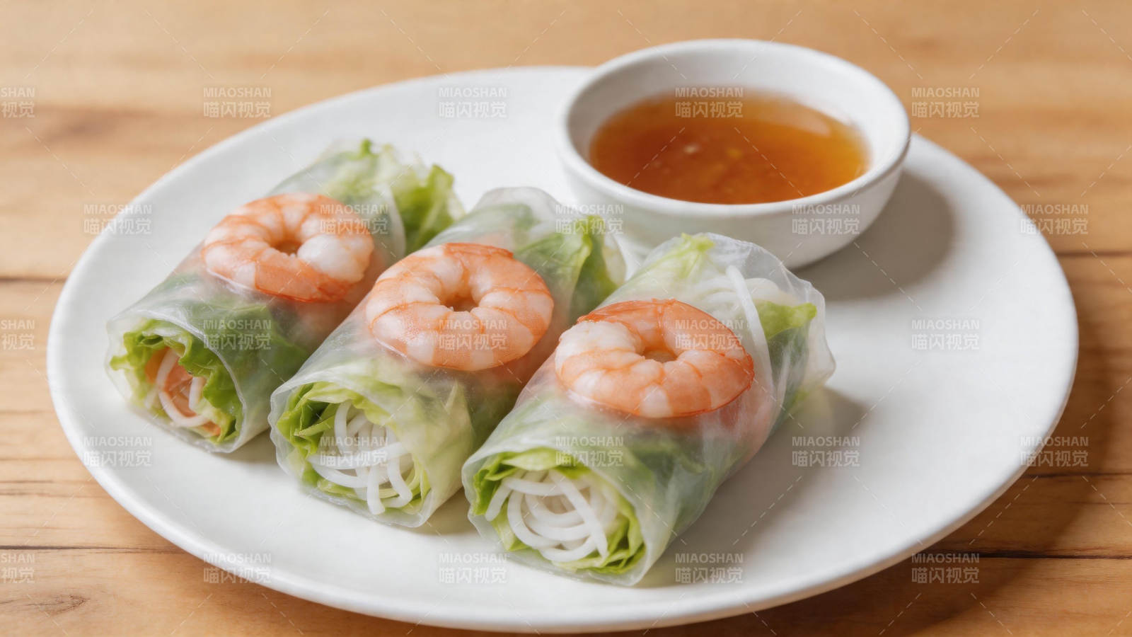 鲜虾春卷配蘸酱图片