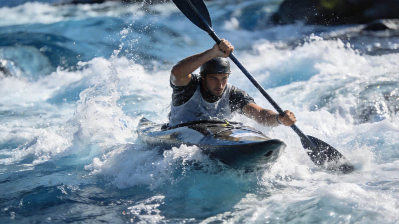 激流勇进 劈波斩浪前行图片