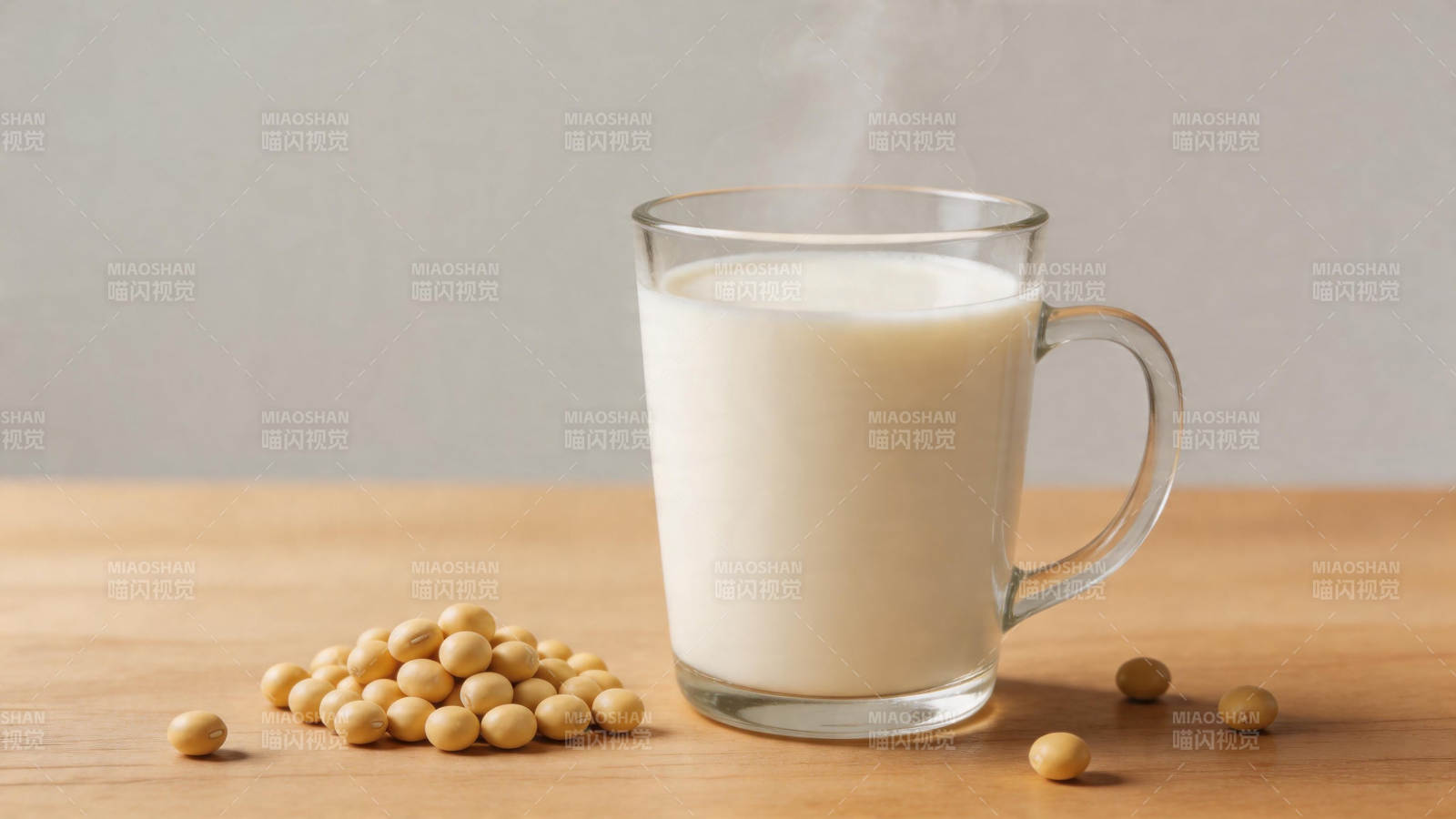 热豆浆配黄豆 暖胃又营养图片