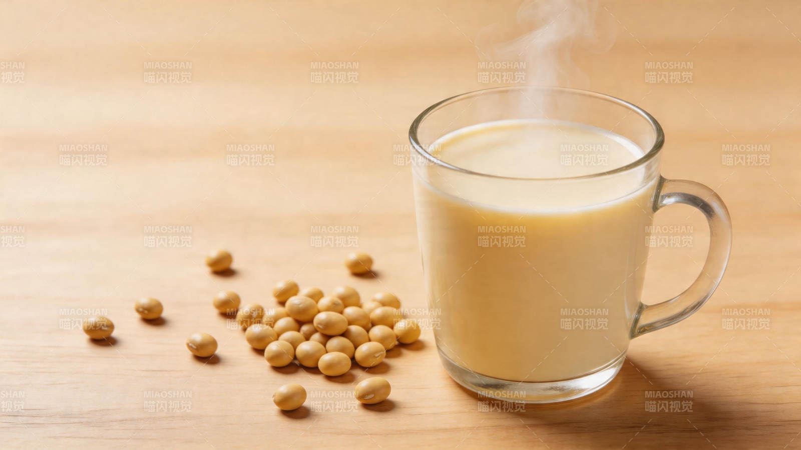 热豆浆配黄豆 暖胃又健康图片