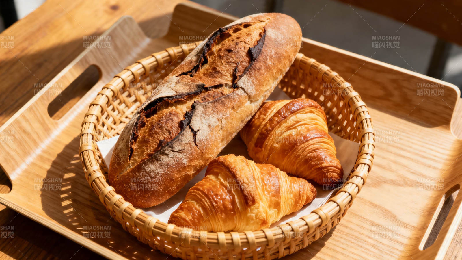 篮中法棍与羊角面包图片