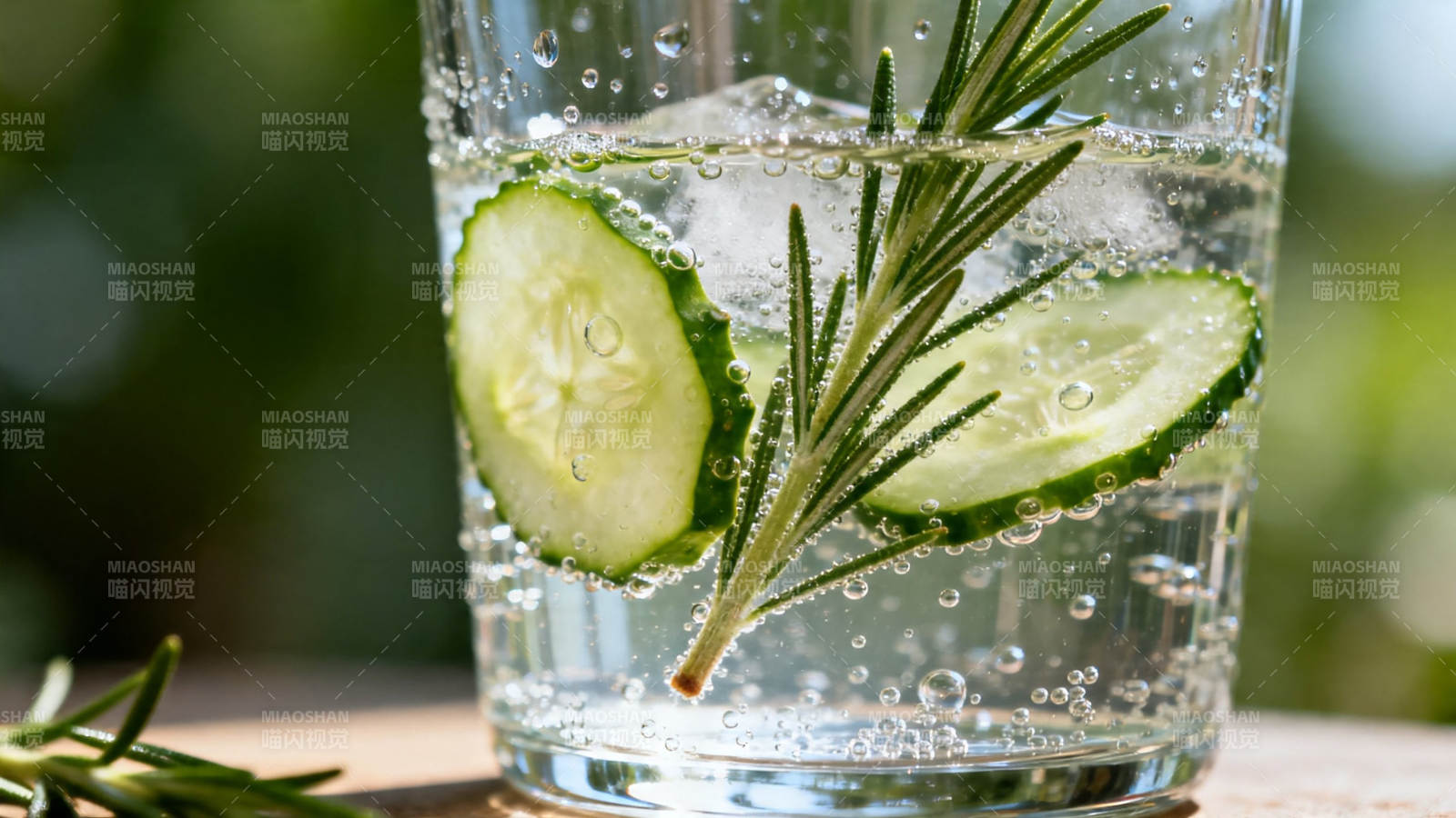 黄瓜迷迭香气泡水图片