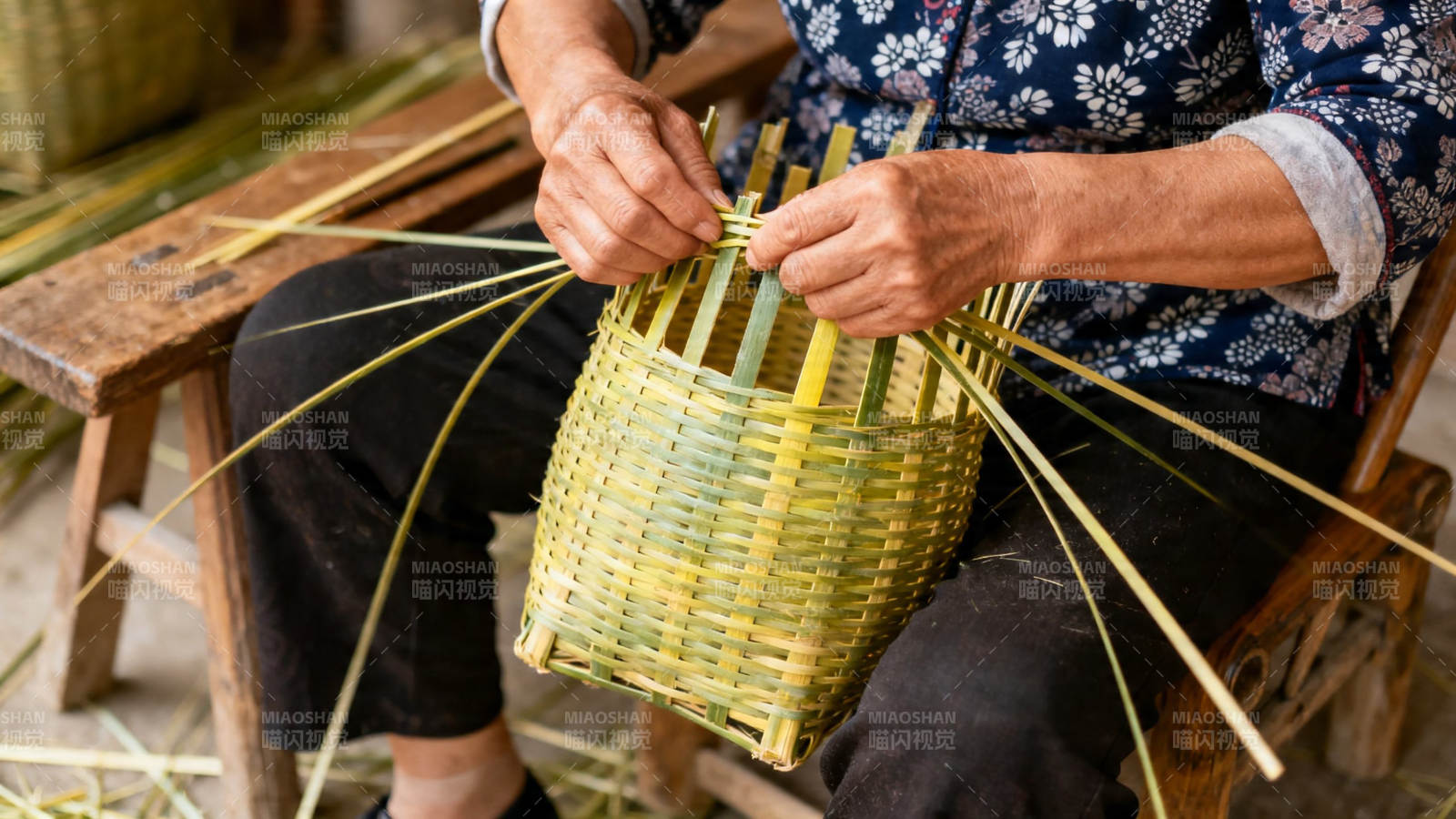 巧手编竹篮 匠心传非遗图片