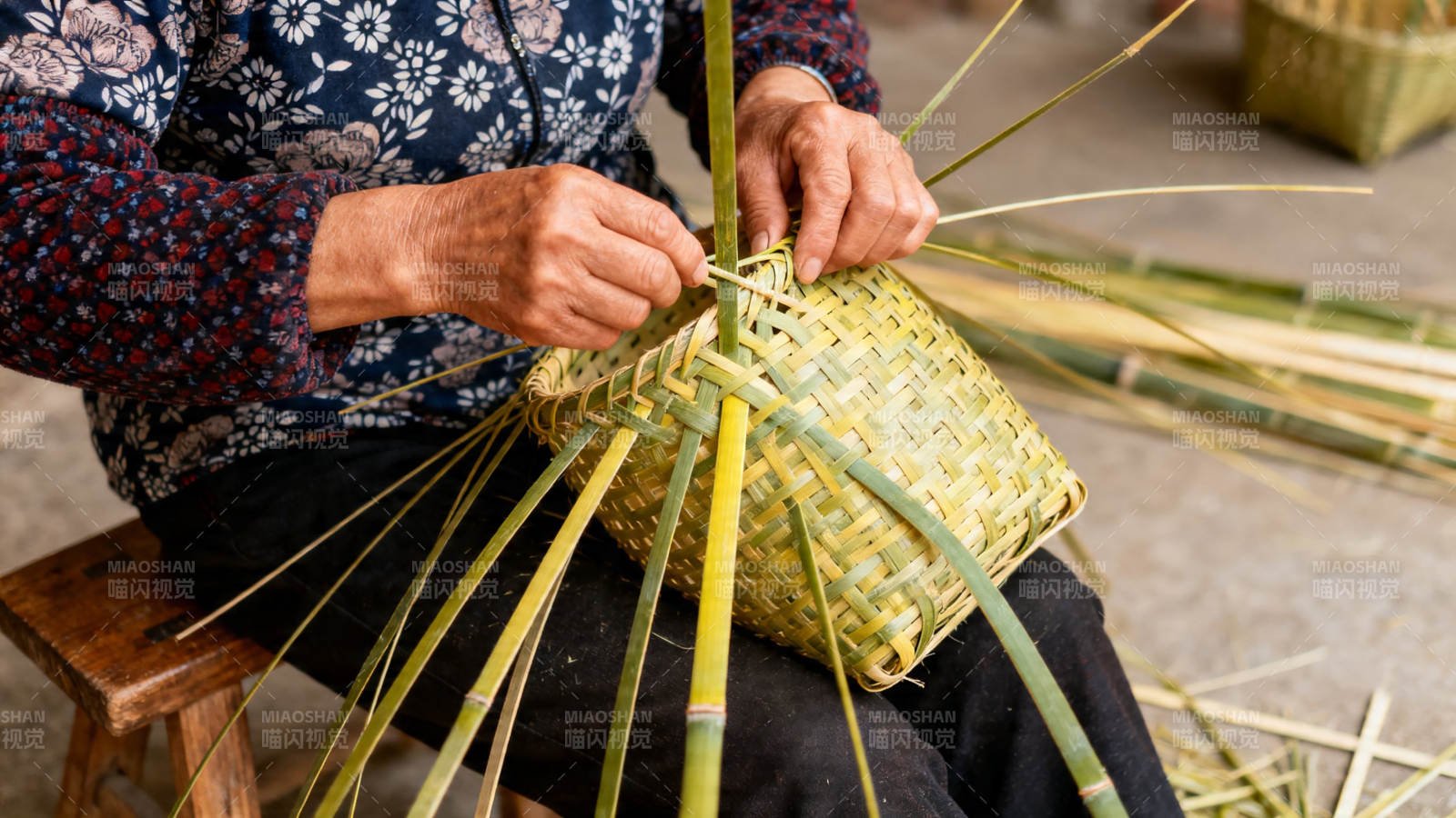 竹编老人巧手织篮图片
