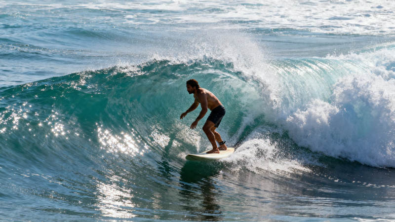 冲浪者驾驭碧浪瞬间图片