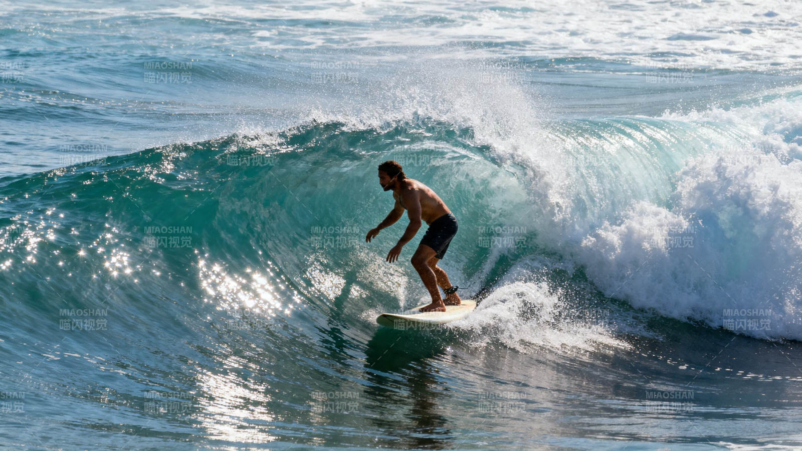 冲浪者驾驭碧浪瞬间图片