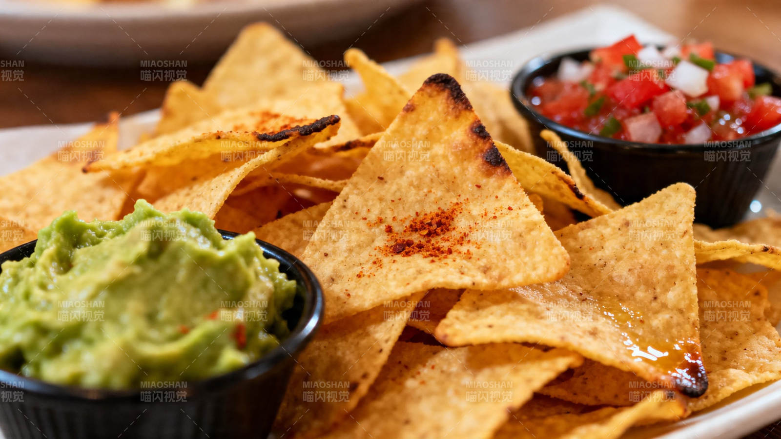玉米片配牛油果酱和莎莎酱图片