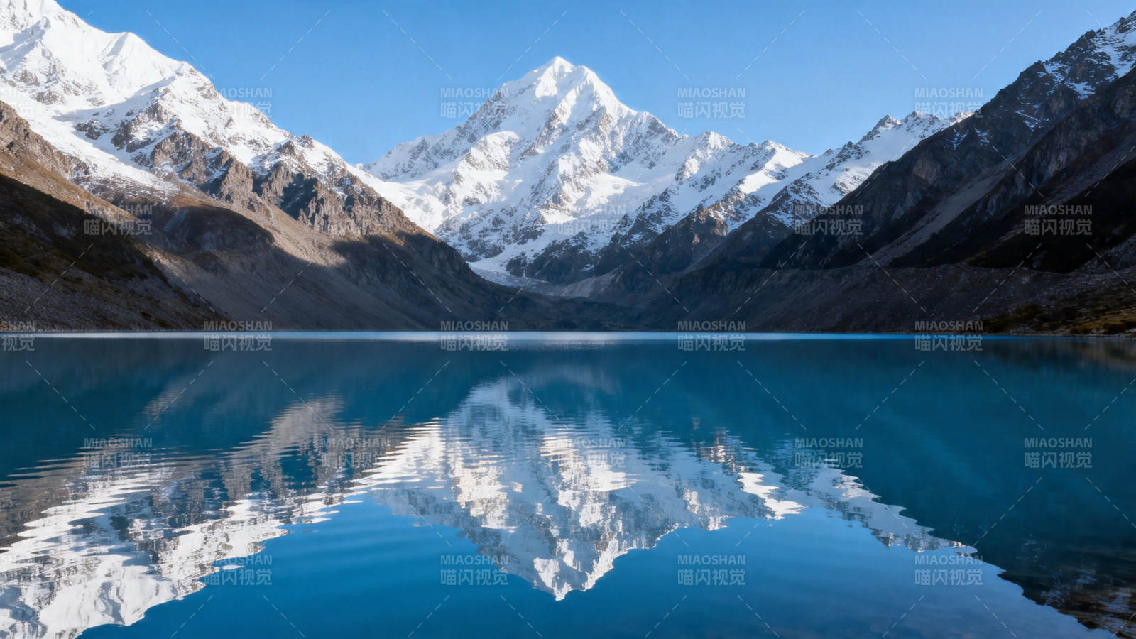 雪山映湖 静谧如画图片