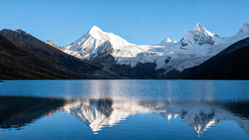 雪山倒影湖中静图片