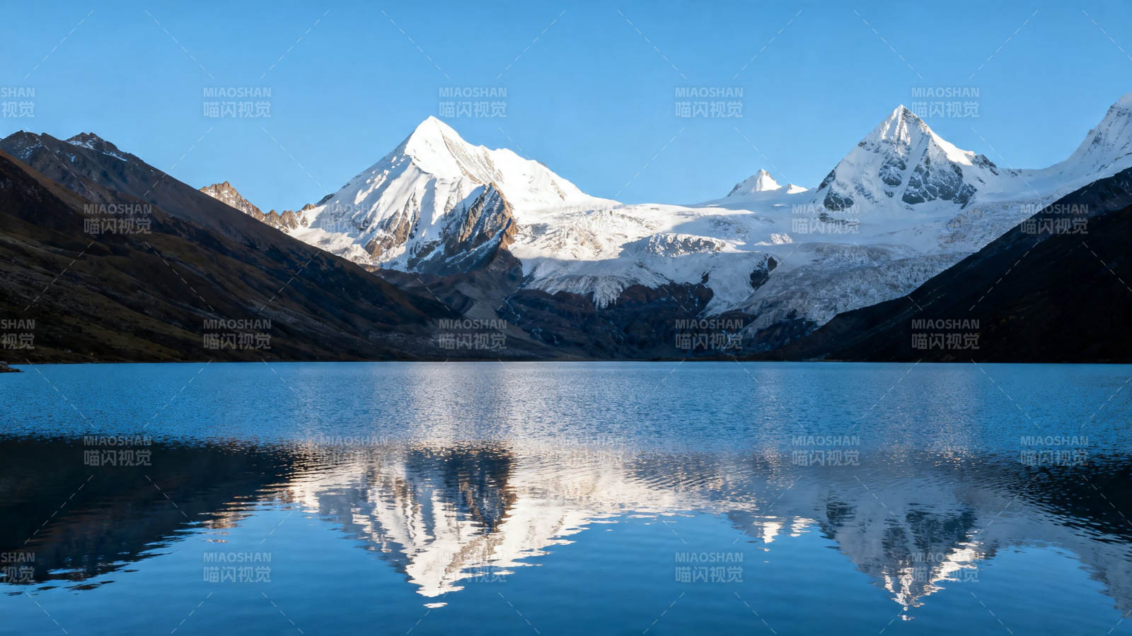 雪山倒影湖中静图片