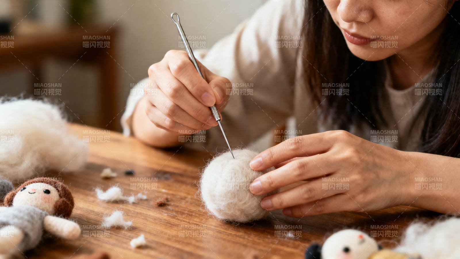 女子专注羊毛毡手工创作图片