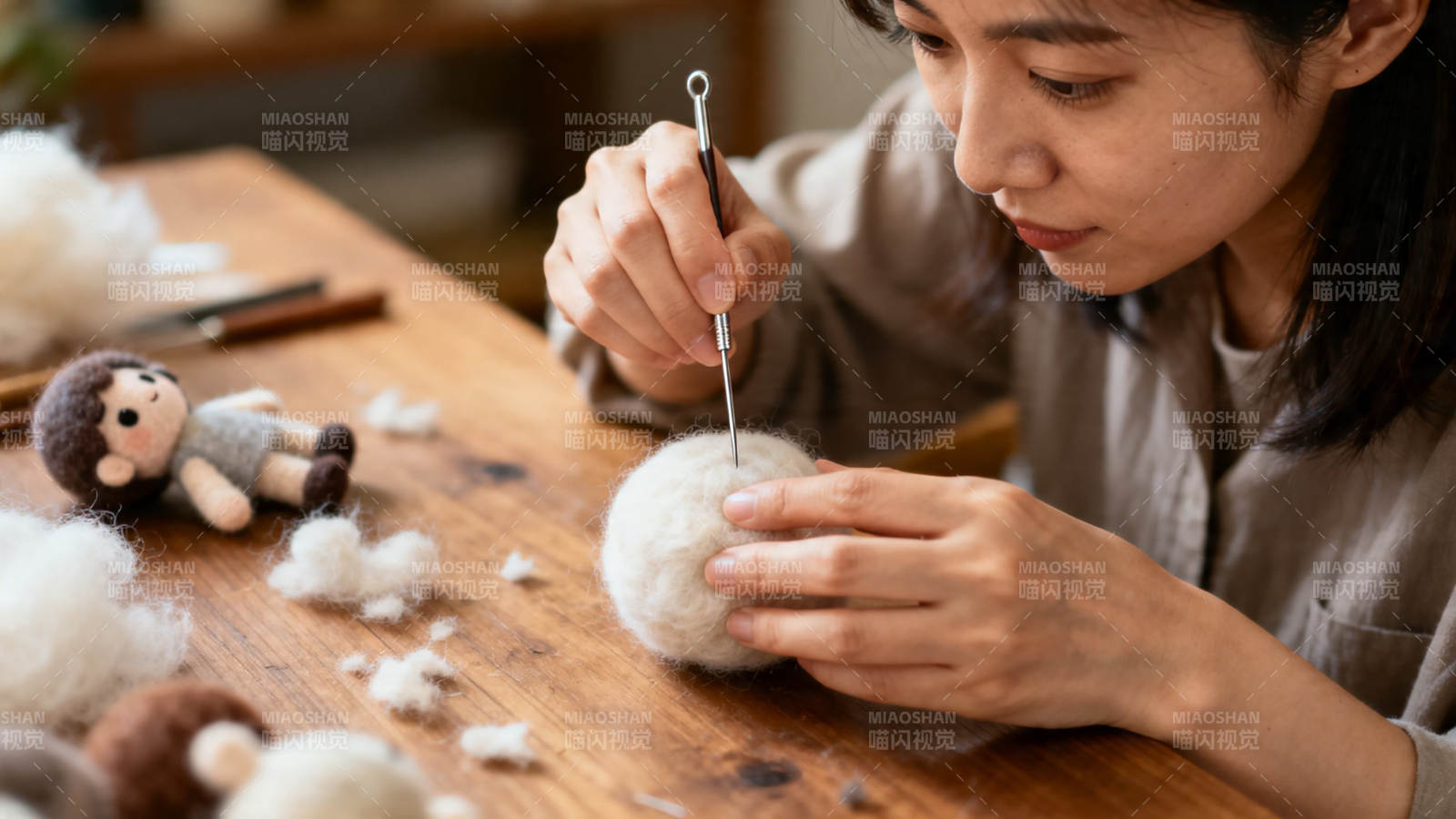 女子专注羊毛毡手工创作图片