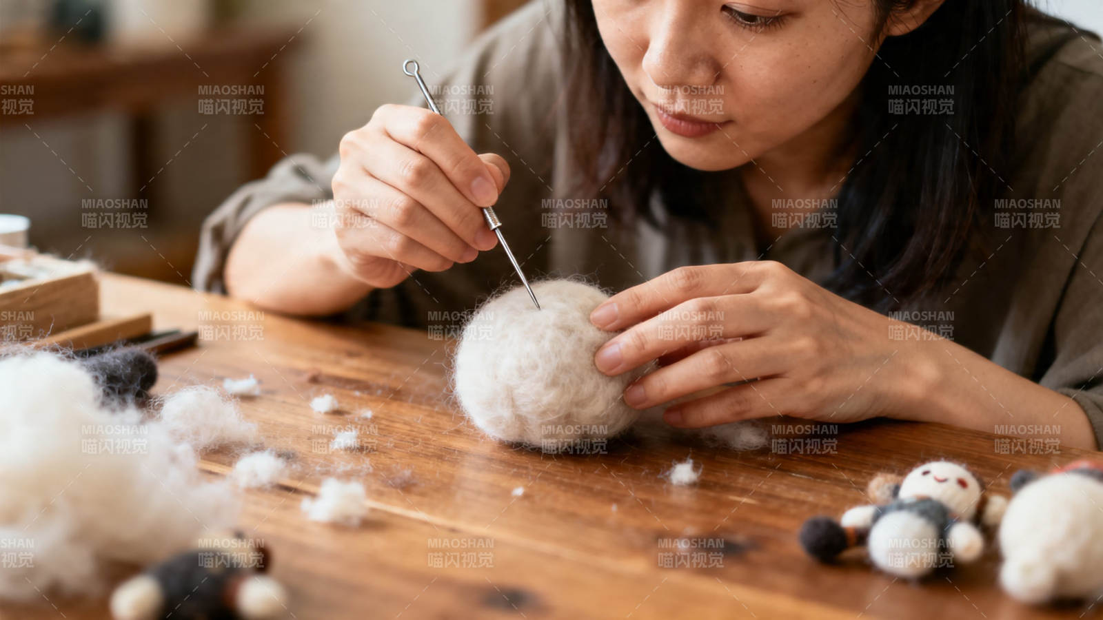 女子专注羊毛毡手工创作图片