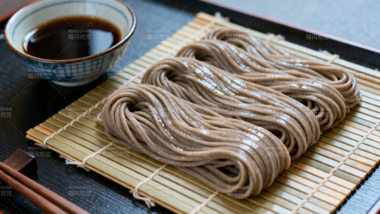 荞麦面配蘸汁 日式经典料理图片