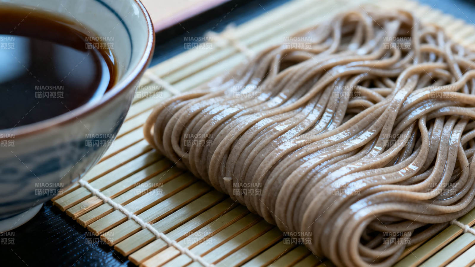 荞麦面配蘸汁 日式经典图片