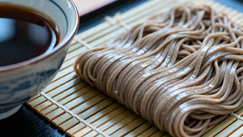 荞麦面配蘸汁 日式经典图片