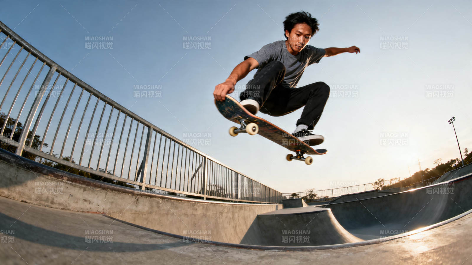 滑板少年腾空飞跃瞬间图片