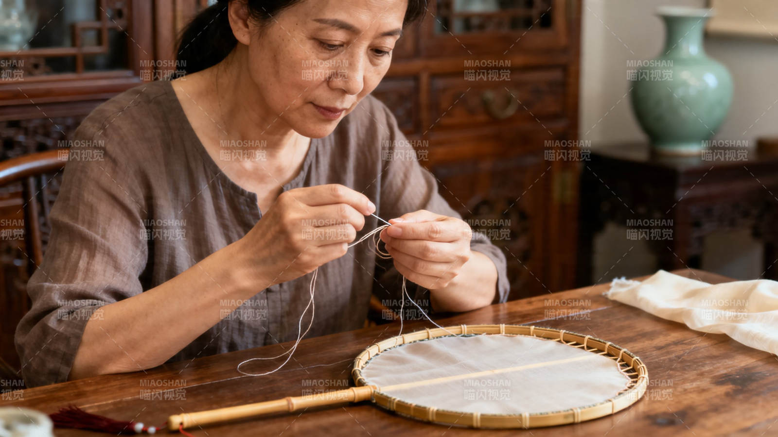 老匠人专注刺绣 传承非遗技艺图片