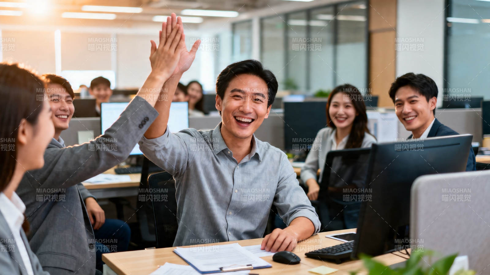 团队击掌庆祝成功时刻图片