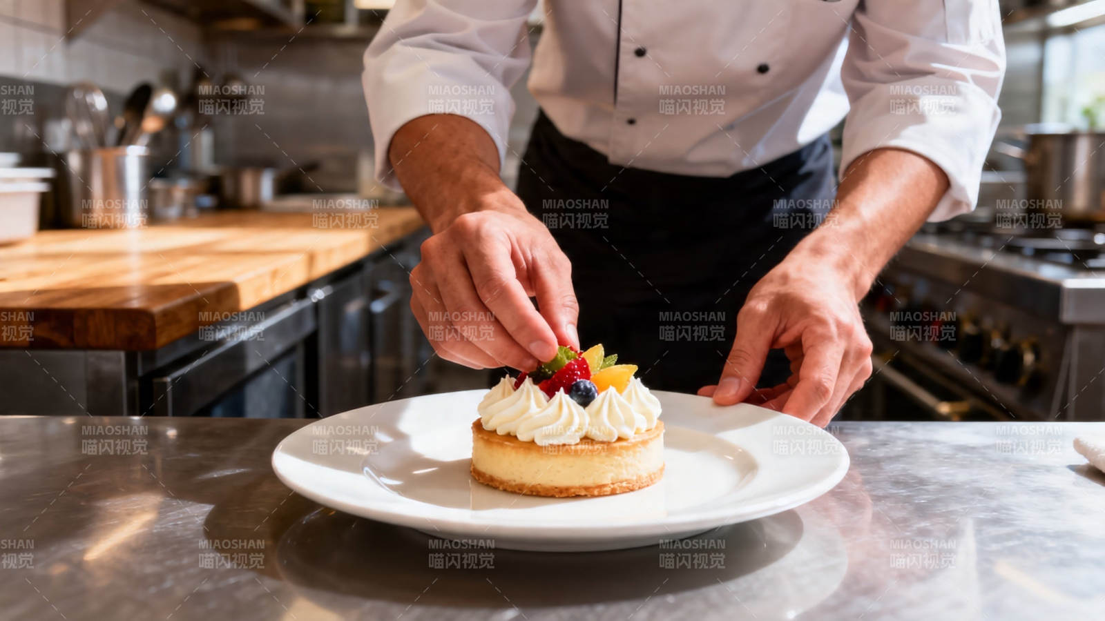 厨师精致摆盘甜点图片