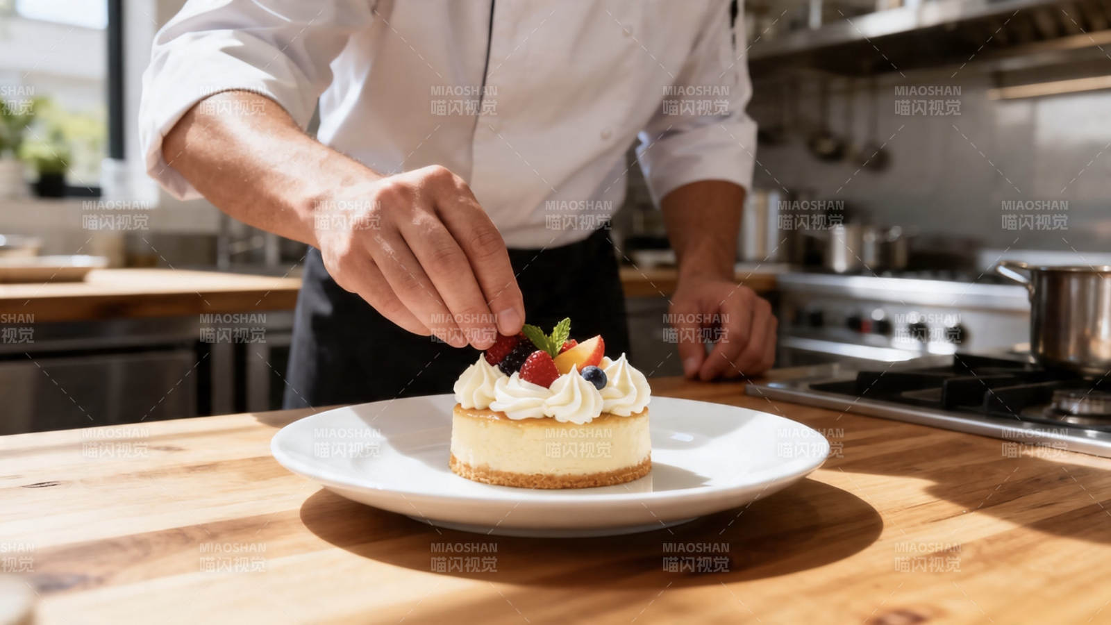 厨师点缀草莓奶油蛋糕图片
