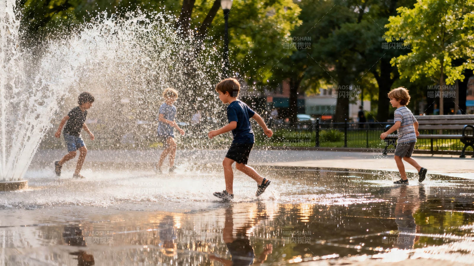 孩童戏水 夏日欢腾图片