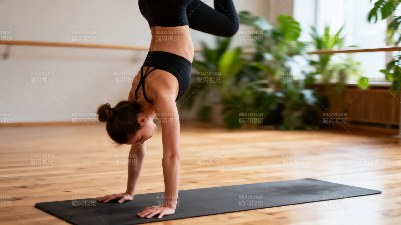 瑜伽倒立 柔韧与力量的平衡图片