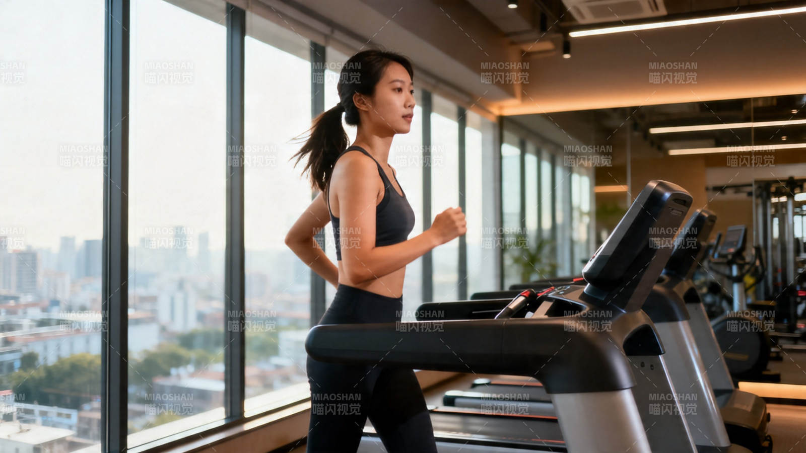 窗边跑步 城市风景相伴图片