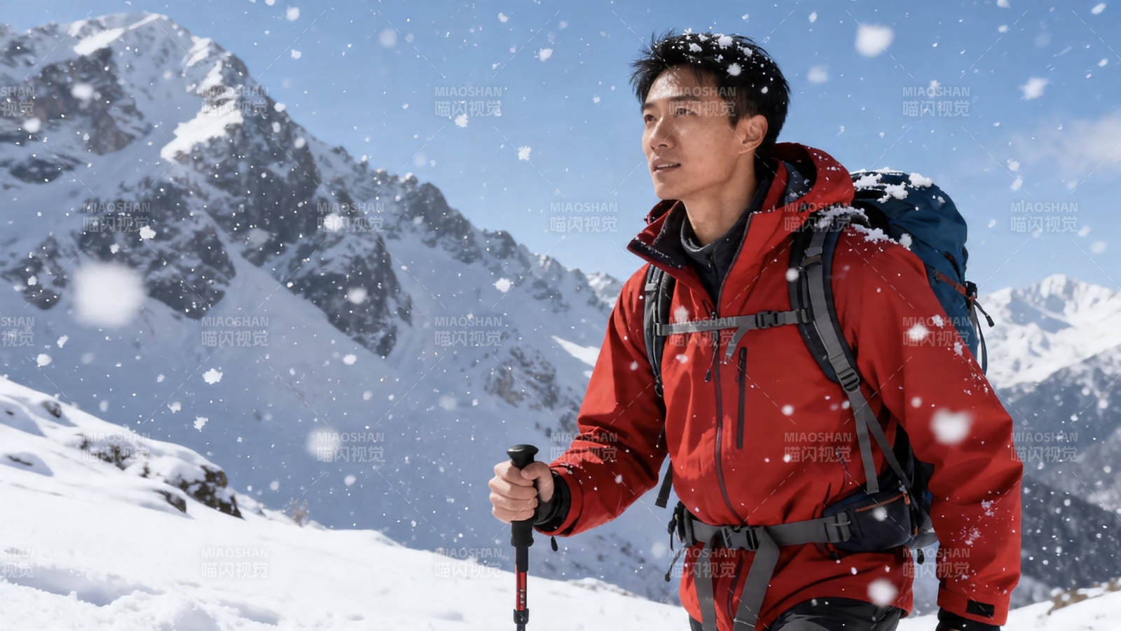 雪中登山者 红衣映雪山图片