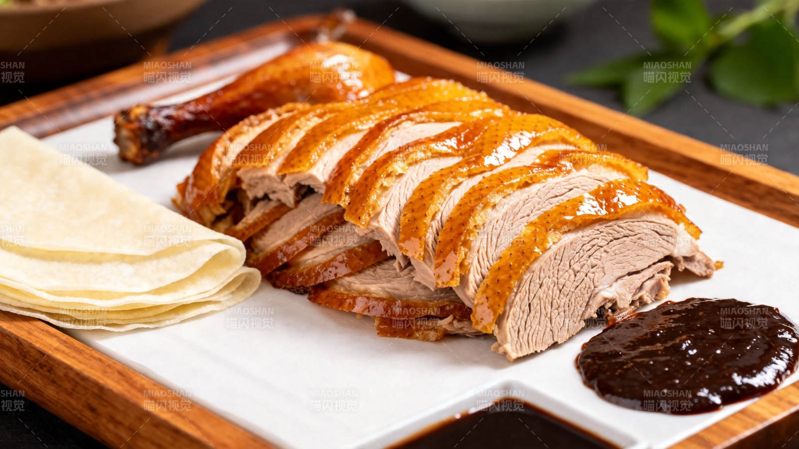 北京烤鸭配饼酱图片