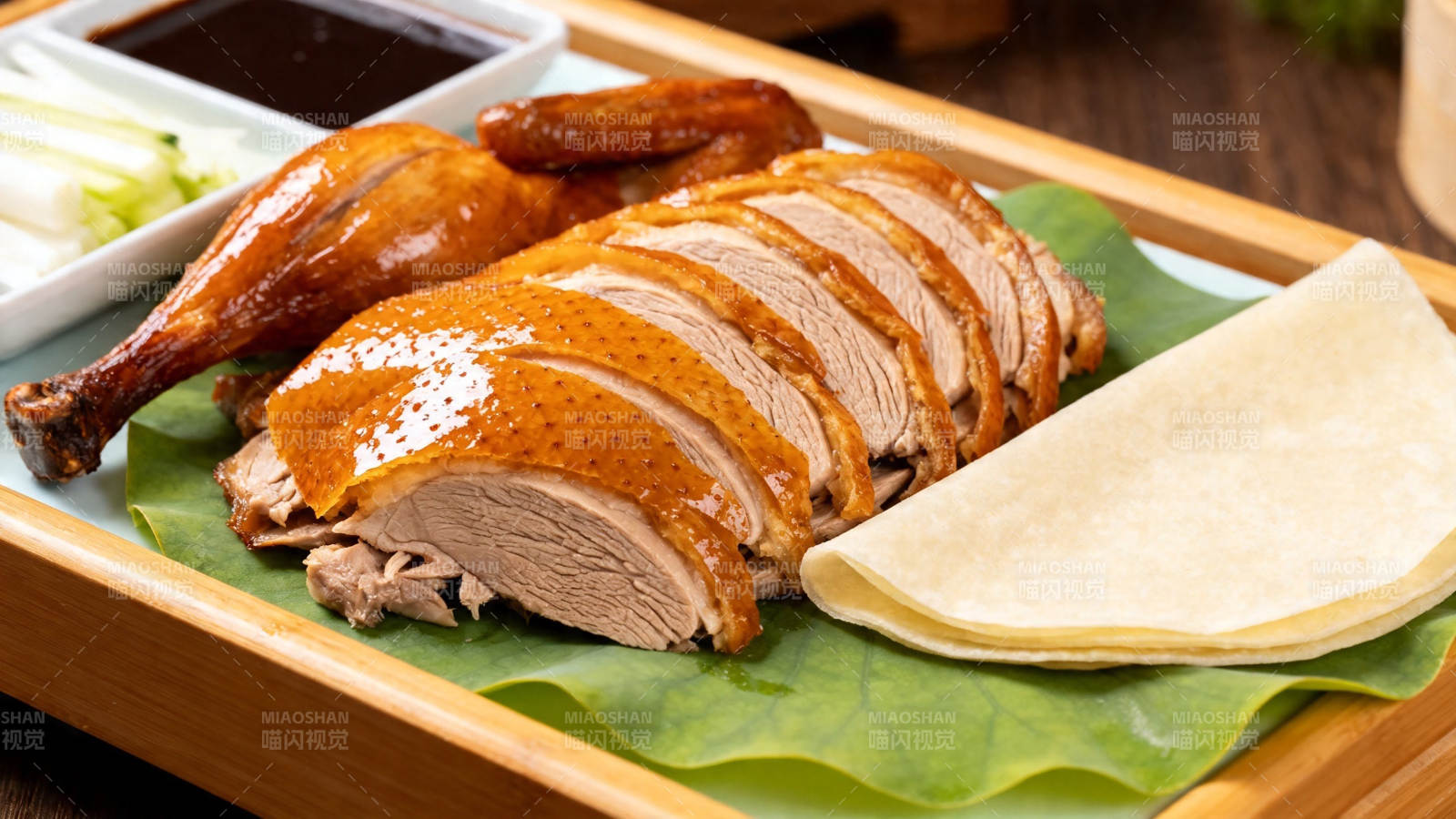 北京烤鸭配饼酱菜图片