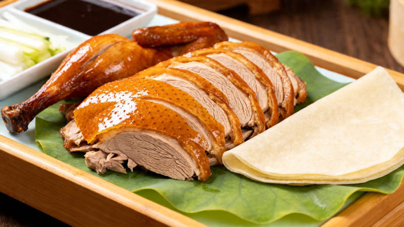 北京烤鸭配饼酱菜图片