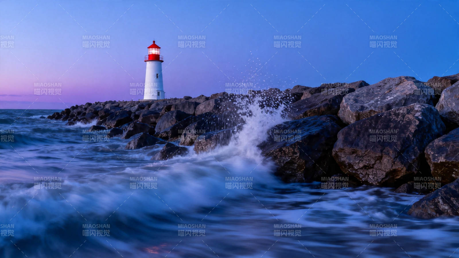 灯塔守夜 浪拍礁石图片