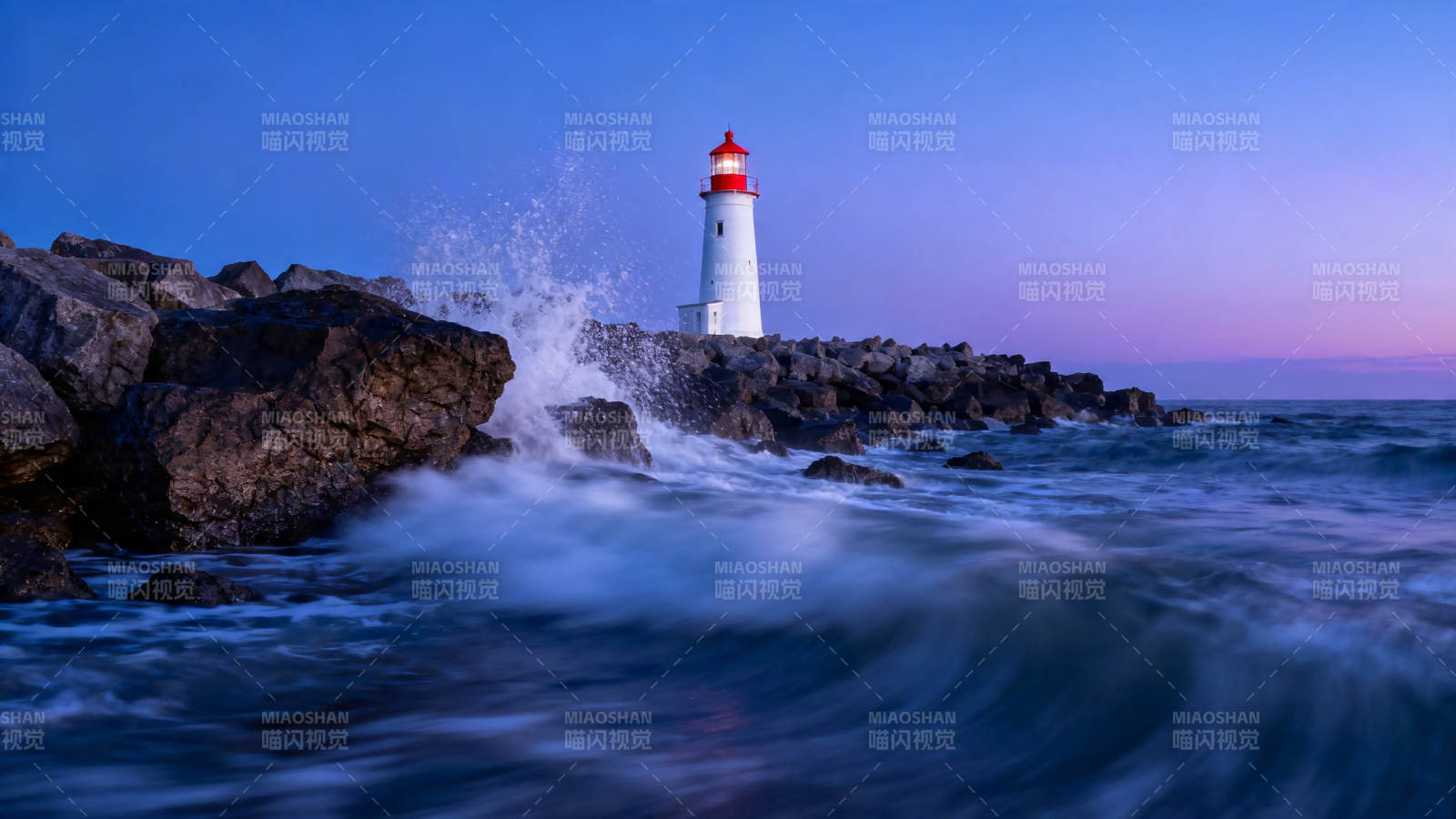 灯塔守夜 海浪拍岩图片