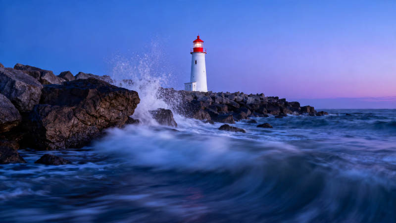 灯塔守夜 海浪拍岩图片