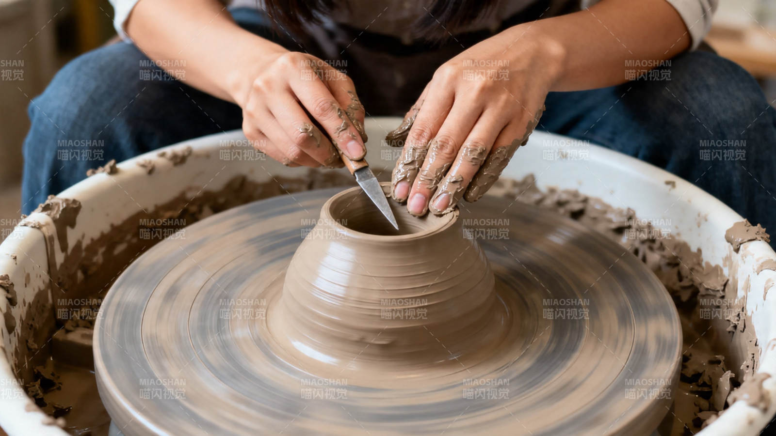 陶轮上巧手塑泥胚图片
