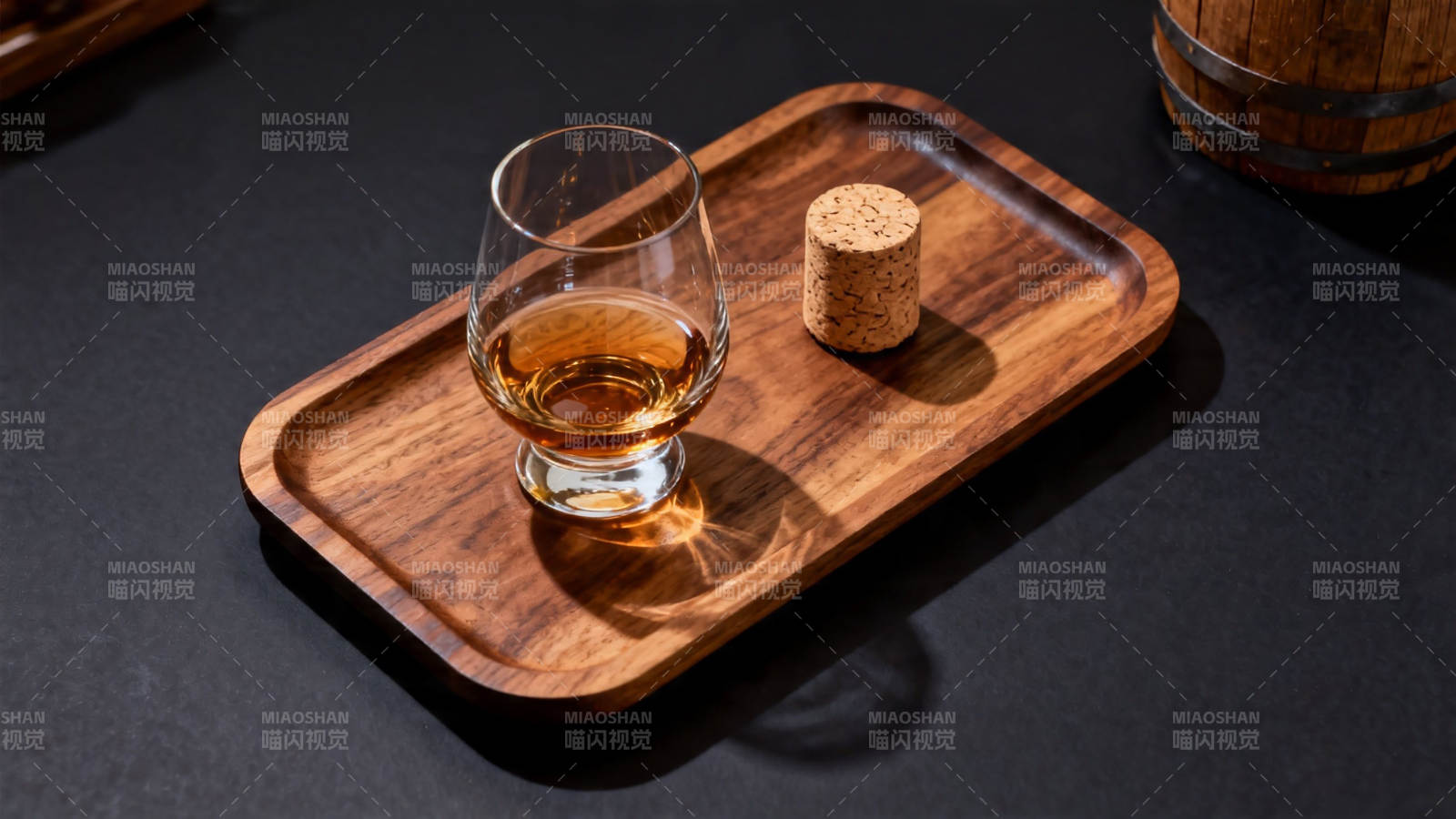 木托盘上的威士忌与软木塞图片