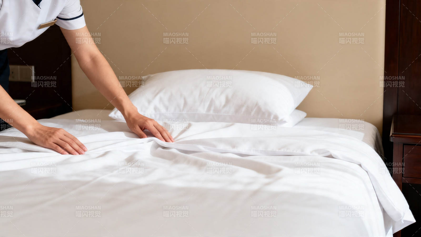 酒店客房铺床服务图片