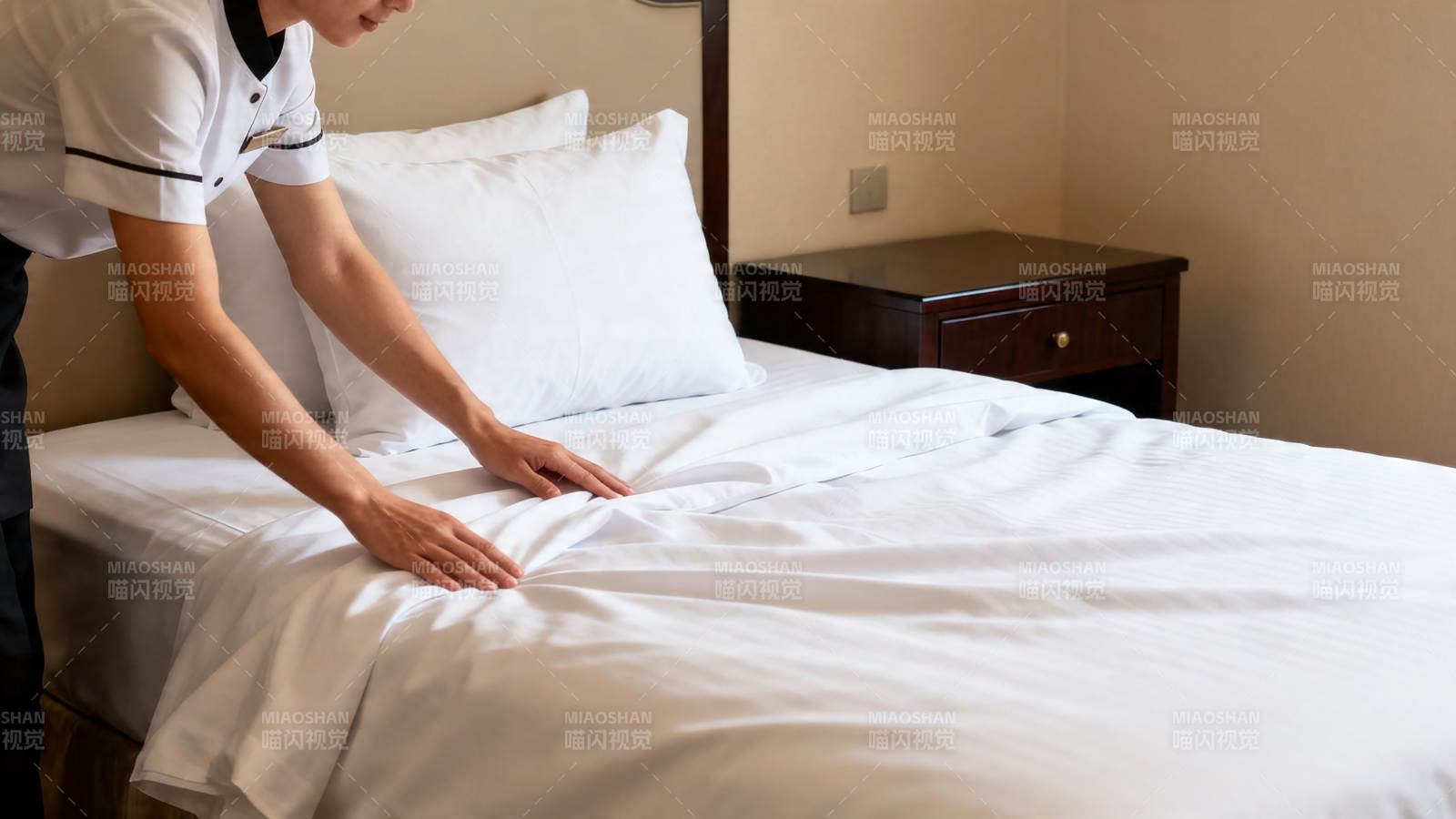 酒店客房铺床服务图片