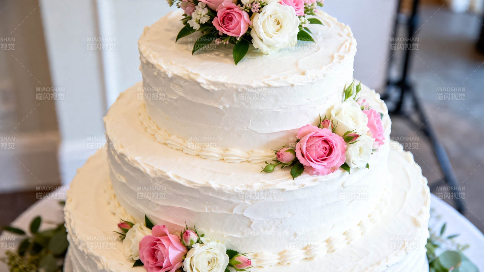 三层白蛋糕配粉白玫瑰图片