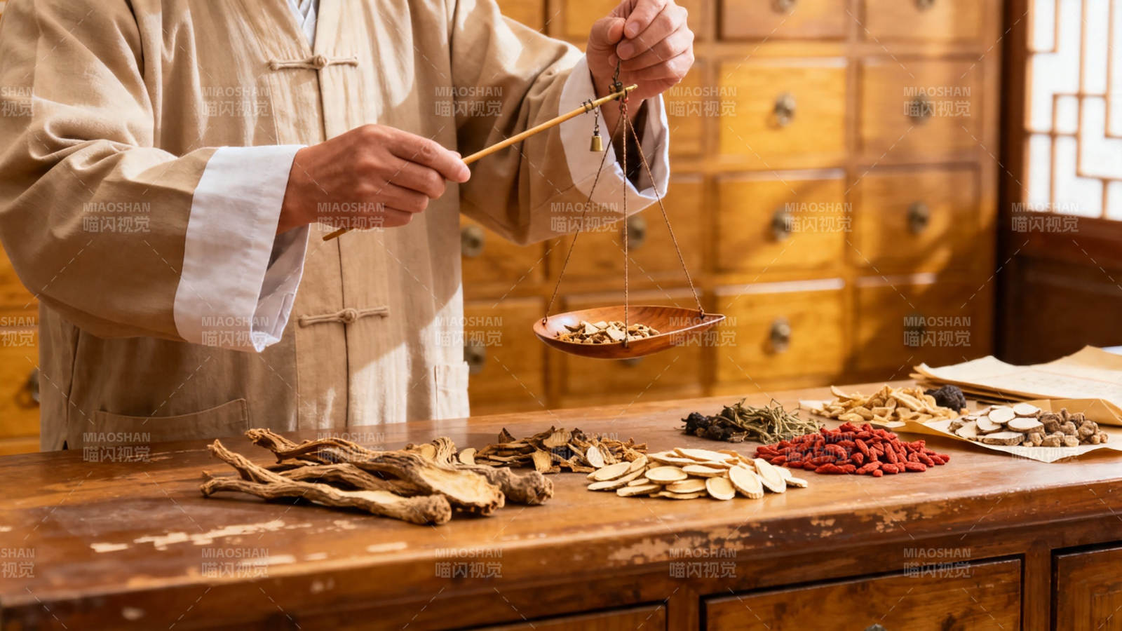 中药师称量药材图片