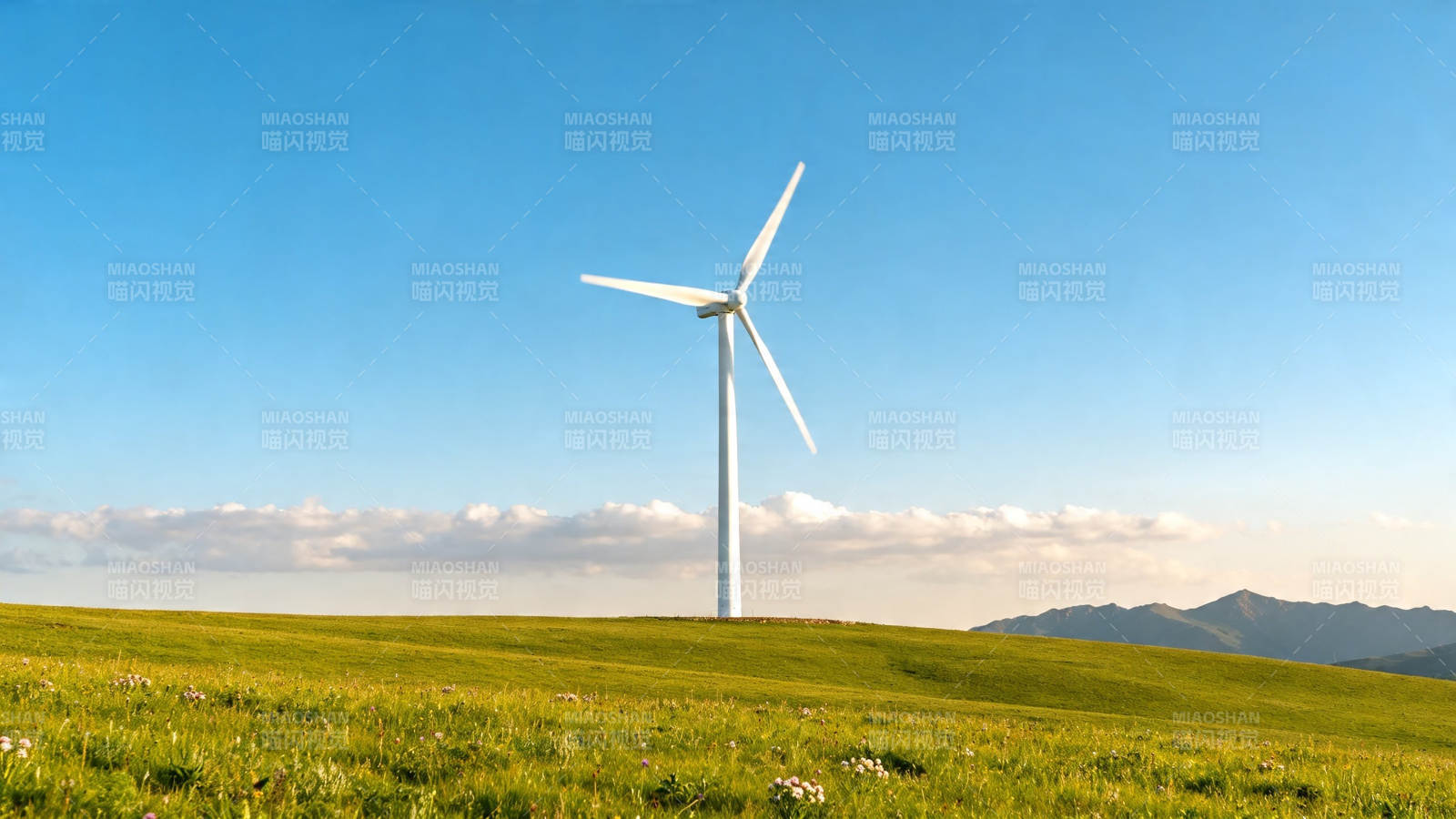 风车矗立绿野蓝天间图片