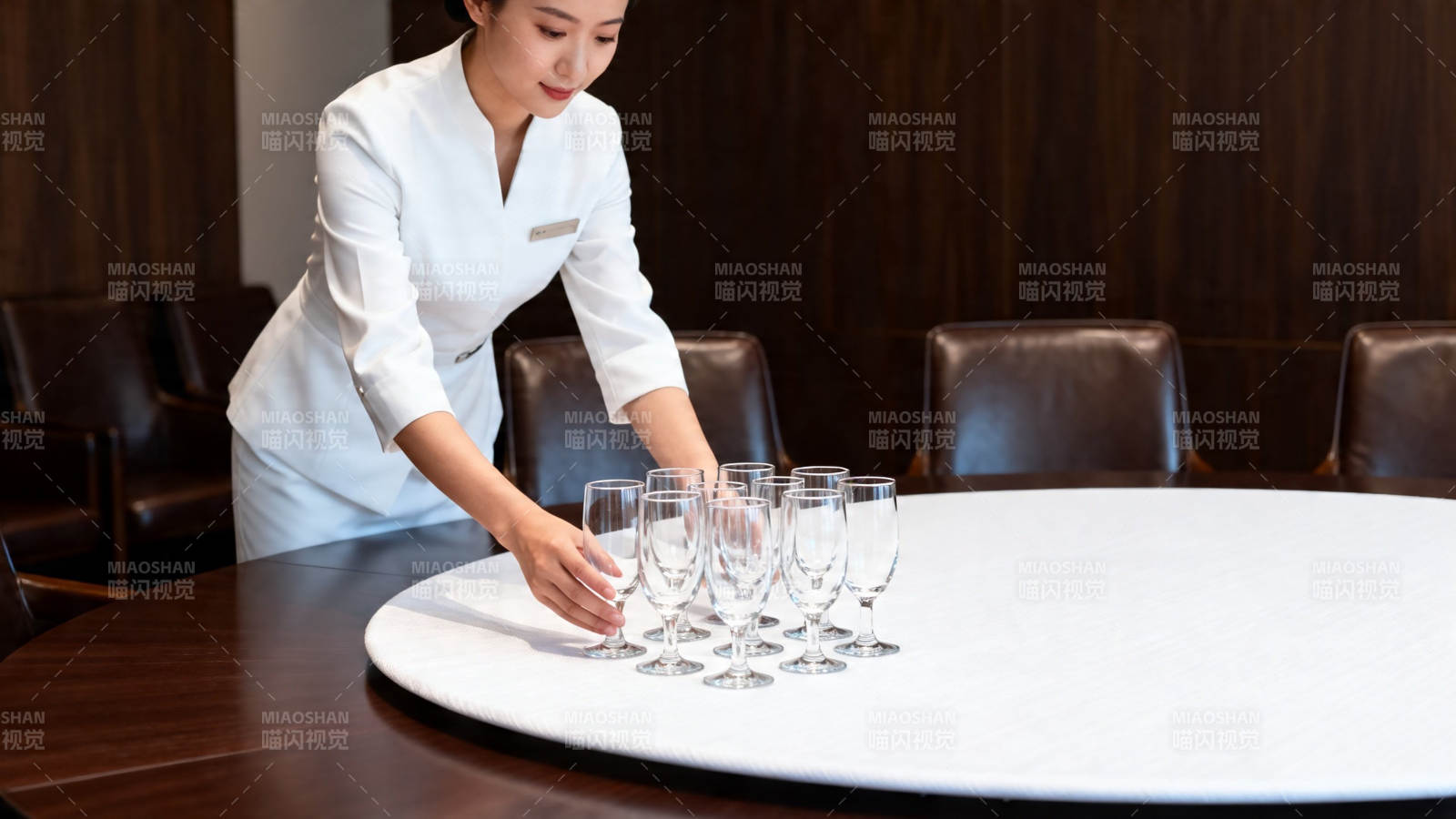 服务员摆酒杯 优雅待客图片