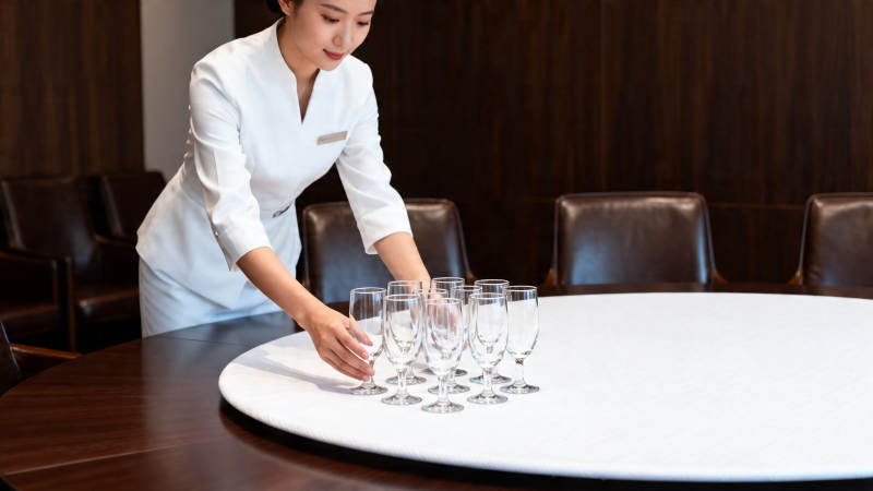 服务员摆酒杯 优雅待客图片