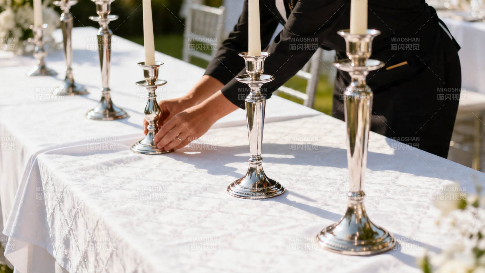 布置婚礼餐桌烛台图片