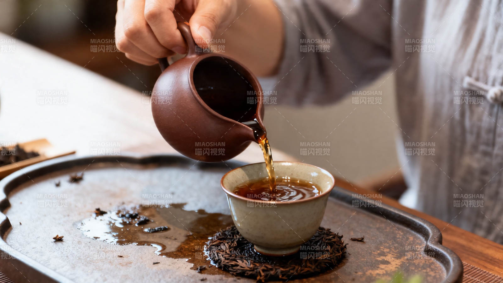 紫砂壶斟茶 茶香氤氲静享图片