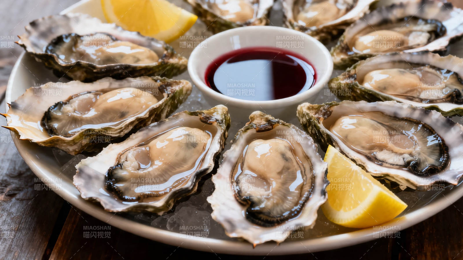 生蚝配柠檬与蘸酱图片