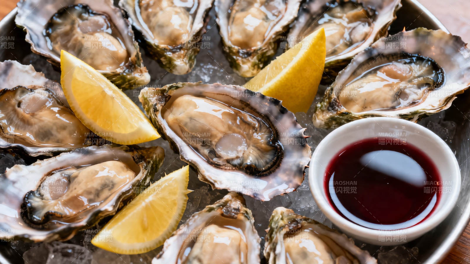生蚝配柠檬与蘸酱图片